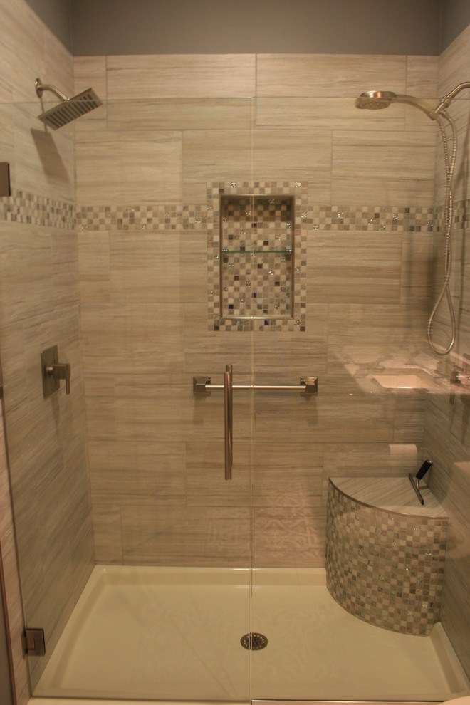 Exempel på ett klassiskt en-suite badrum, med skåp i mörkt trä