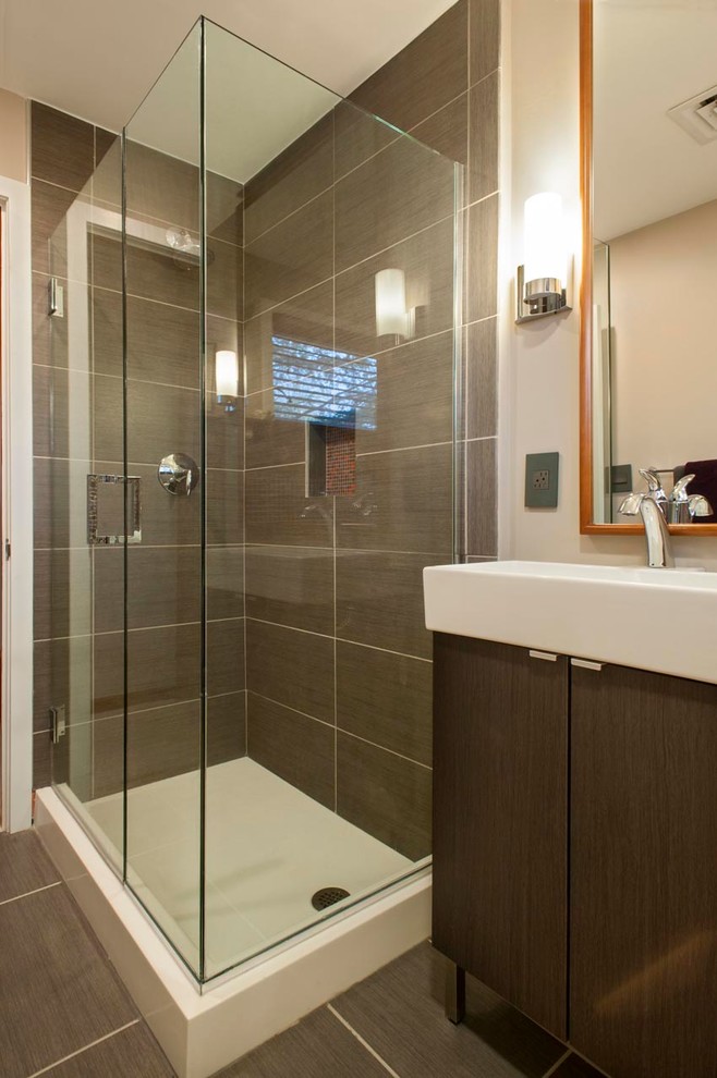 Idee per una piccola stanza da bagno con doccia minimalista con ante lisce, ante in legno bruno, piastrelle in ceramica, pareti beige e pavimento in gres porcellanato