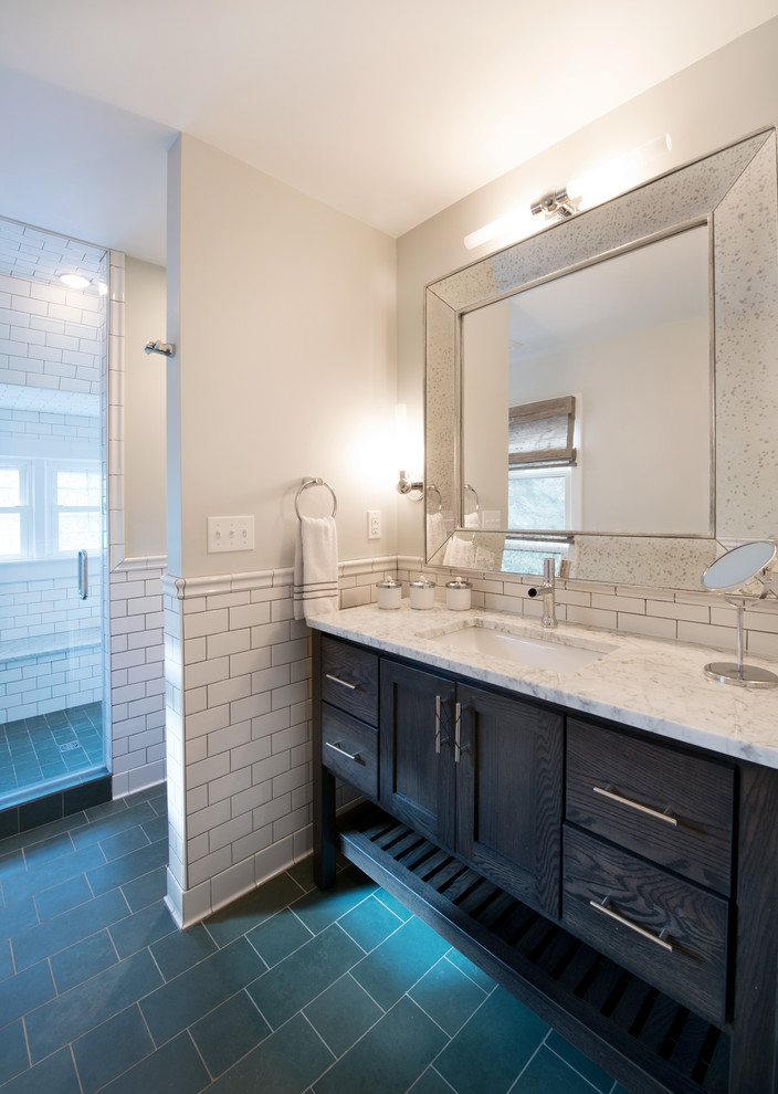 Foto di una stanza da bagno padronale classica di medie dimensioni con lavabo sottopiano, ante lisce, ante in legno bruno, top in marmo, piastrelle grigie, piastrelle diamantate, pavimento in ardesia e doccia aperta
