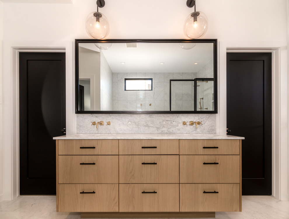 Cette image montre une salle de bain principale vintage de taille moyenne avec un sol en marbre, un sol blanc et aucune cabine.