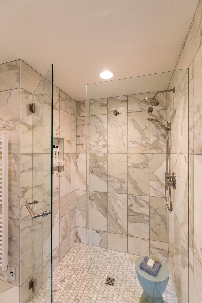 Inredning av ett modernt mellanstort vit vitt en-suite badrum, med släta luckor, grå skåp, en kantlös dusch, en vägghängd toalettstol, vit kakel, marmorkakel, vita väggar, marmorgolv, ett undermonterad handfat, bänkskiva i kvarts, vitt golv och dusch med gångjärnsdörr