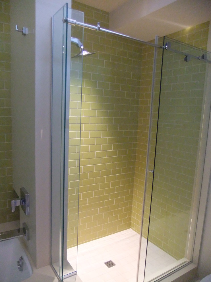 Photo of a midcentury bathroom in Portland.