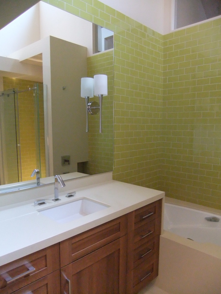 ポートランドにあるミッドセンチュリースタイルのおしゃれな浴室の写真