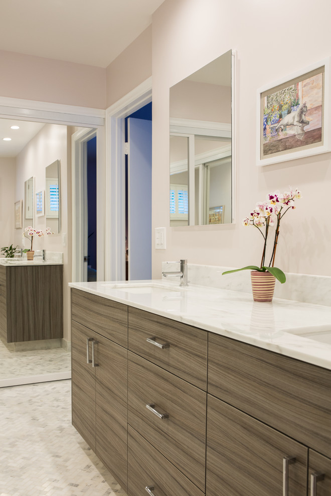 Стильный дизайн: главная ванная комната среднего размера в современном стиле с врезной раковиной, плоскими фасадами, светлыми деревянными фасадами, мраморной столешницей, унитазом-моноблоком, белой плиткой, каменной плиткой, розовыми стенами и мраморным полом - последний тренд