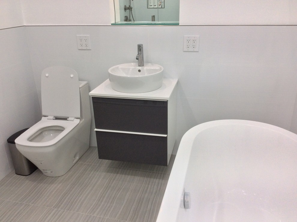 Diseño de cuarto de baño principal romántico de tamaño medio con bañera exenta, ducha esquinera, sanitario de una pieza, paredes blancas y lavabo sobreencimera