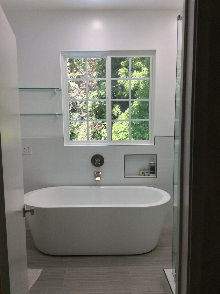 Ejemplo de cuarto de baño principal romántico de tamaño medio con bañera exenta, ducha esquinera, sanitario de una pieza, paredes blancas y lavabo sobreencimera