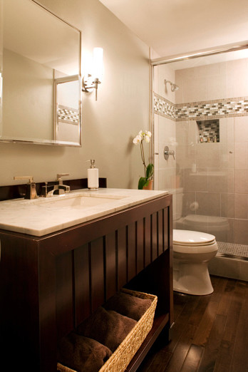 Mittelgroßes Modernes Duschbad mit offenen Schränken, dunklen Holzschränken, Duschnische, grauer Wandfarbe, dunklem Holzboden, Unterbauwaschbecken, Toilette mit Aufsatzspülkasten und Marmor-Waschbecken/Waschtisch in Portland