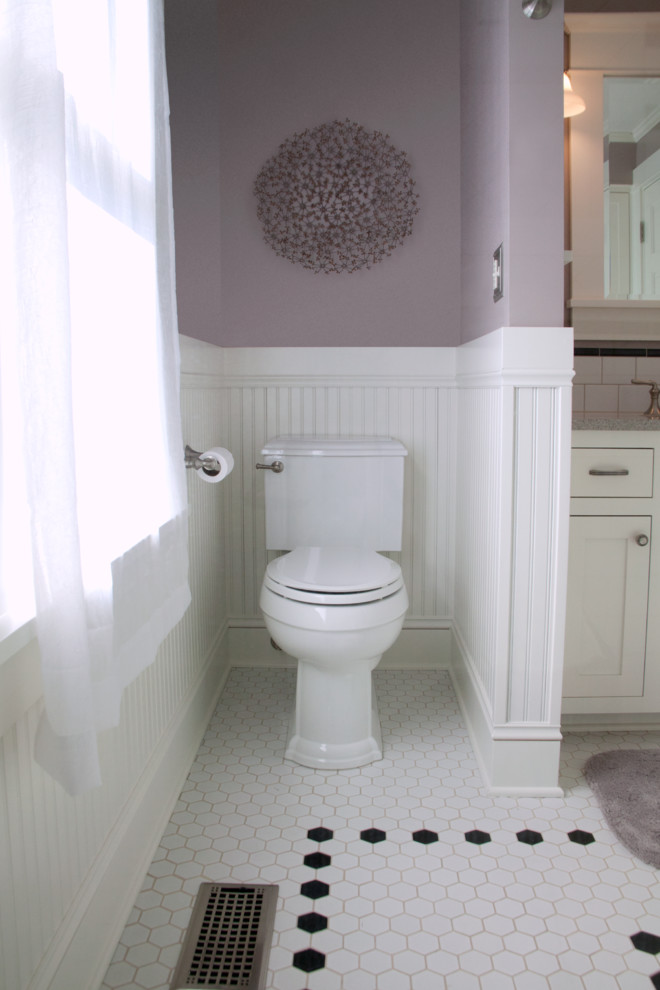 ポートランドにある低価格の中くらいなトラディショナルスタイルのおしゃれなバスルーム (浴槽なし) (アンダーカウンター洗面器、シェーカースタイル扉のキャビネット、白いキャビネット、クオーツストーンの洗面台、アルコーブ型シャワー、分離型トイレ、白いタイル、サブウェイタイル、紫の壁、セラミックタイルの床) の写真