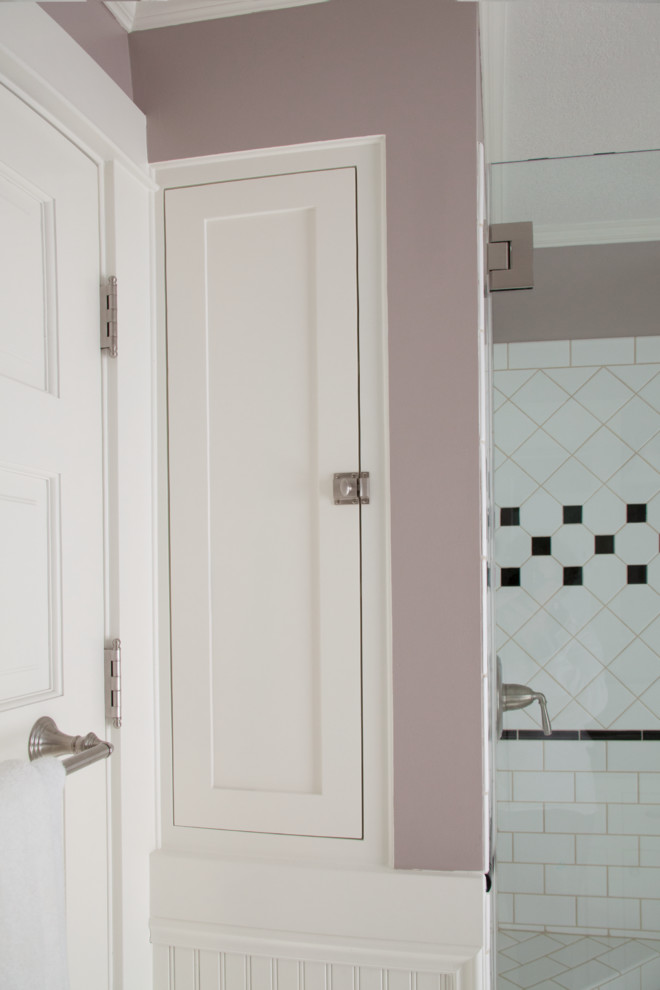 Идея дизайна: ванная комната среднего размера в стиле кантри с врезной раковиной, фасадами в стиле шейкер, белыми фасадами, столешницей из искусственного кварца, душем в нише, раздельным унитазом, белой плиткой, плиткой кабанчик, фиолетовыми стенами, полом из керамической плитки и душевой кабиной