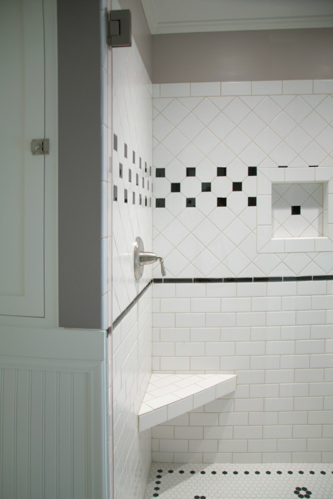 Amerikansk inredning av ett mellanstort badrum med dusch, med ett undermonterad handfat, skåp i shakerstil, vita skåp, bänkskiva i kvarts, en dusch i en alkov, en toalettstol med separat cisternkåpa, vit kakel, tunnelbanekakel, klinkergolv i keramik och grå väggar