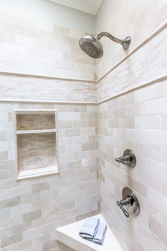 Свежая идея для дизайна: большая главная ванная комната в стиле неоклассика (современная классика) с фасадами с выступающей филенкой, белыми фасадами, отдельно стоящей ванной, душем в нише, бежевой плиткой, каменной плиткой, бежевыми стенами, мраморным полом, врезной раковиной, мраморной столешницей, бежевым полом и душем с распашными дверями - отличное фото интерьера