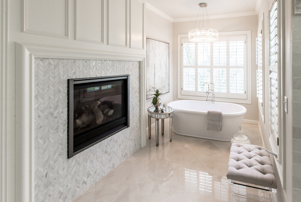Idéer för ett stort klassiskt en-suite badrum, med luckor med upphöjd panel, vita skåp, ett fristående badkar, beige kakel, stenkakel, en dusch i en alkov, beige väggar, marmorgolv, ett undermonterad handfat, marmorbänkskiva, beiget golv och dusch med gångjärnsdörr