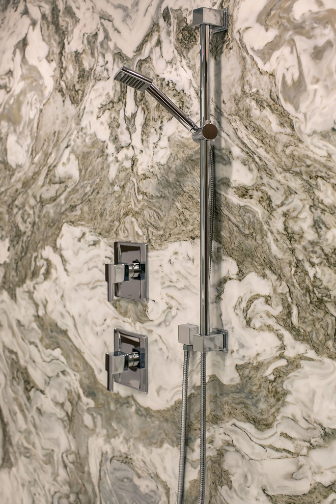 Exemple d'une grande salle de bain principale rétro en bois foncé avec un placard à porte plane, une douche à l'italienne, WC séparés, un carrelage blanc, un carrelage en pâte de verre, un mur blanc, un sol en carrelage de céramique, un lavabo encastré et un plan de toilette en granite.