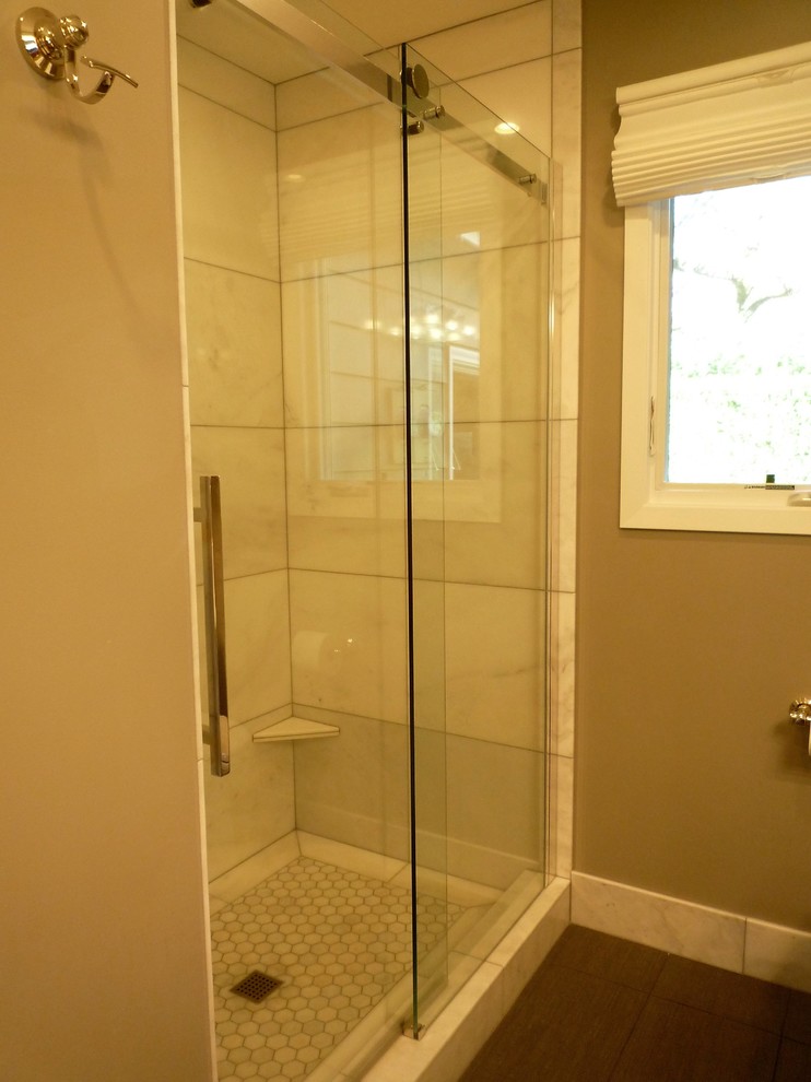 Idéer för att renovera ett eklektiskt en-suite badrum, med luckor med infälld panel, grå skåp och bänkskiva i kvarts