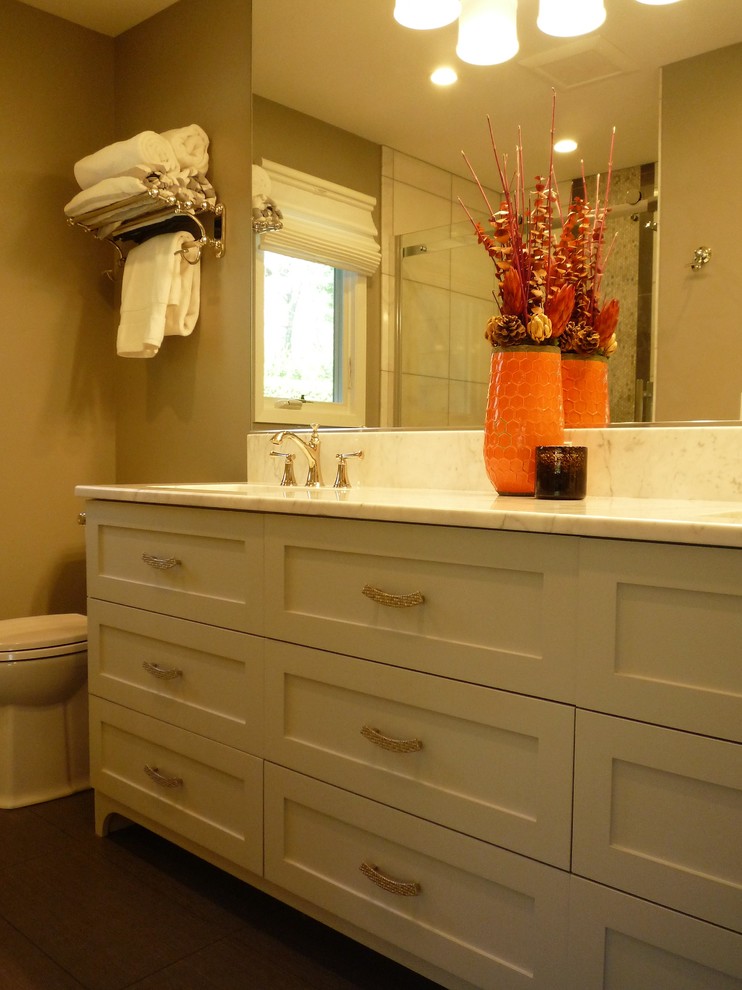 Стильный дизайн: главная ванная комната в стиле фьюжн с фасадами с утопленной филенкой, серыми фасадами и столешницей из искусственного кварца - последний тренд