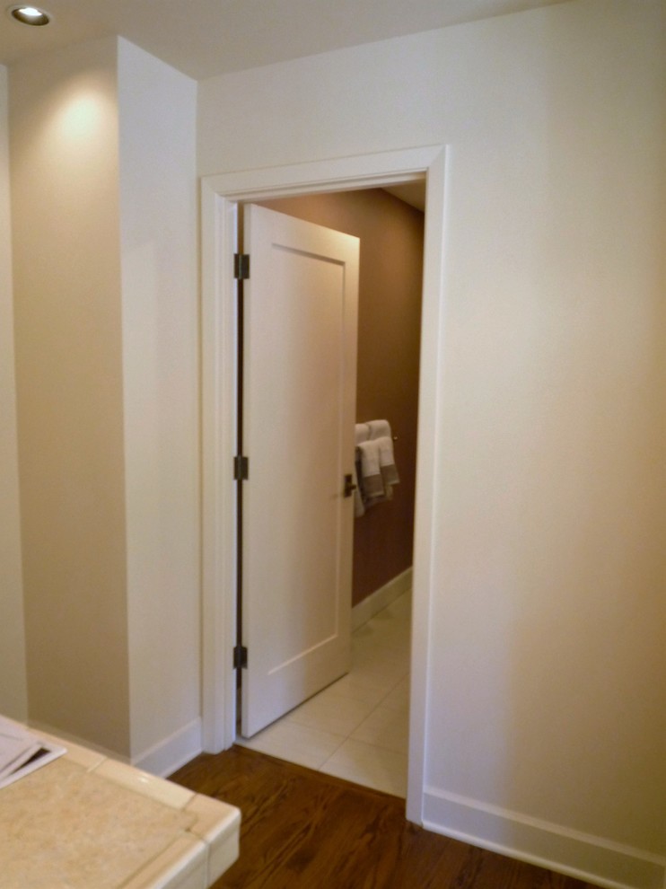 Cette photo montre une salle de bain principale éclectique avec un placard avec porte à panneau encastré, des portes de placard grises et un plan de toilette en quartz modifié.