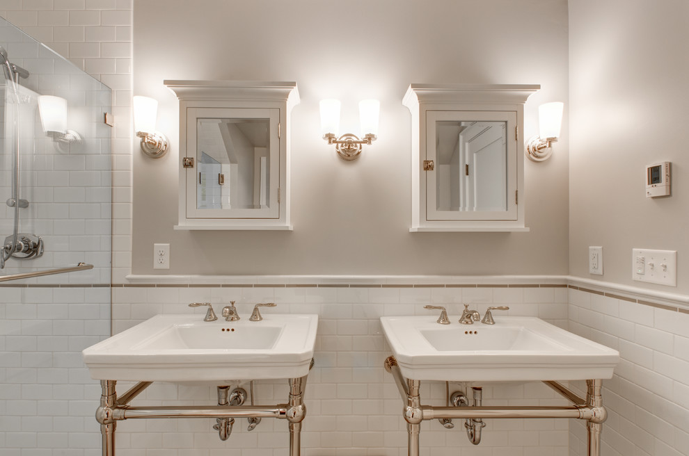 Idee per una stanza da bagno classica con lavabo a colonna, piastrelle bianche e pareti beige