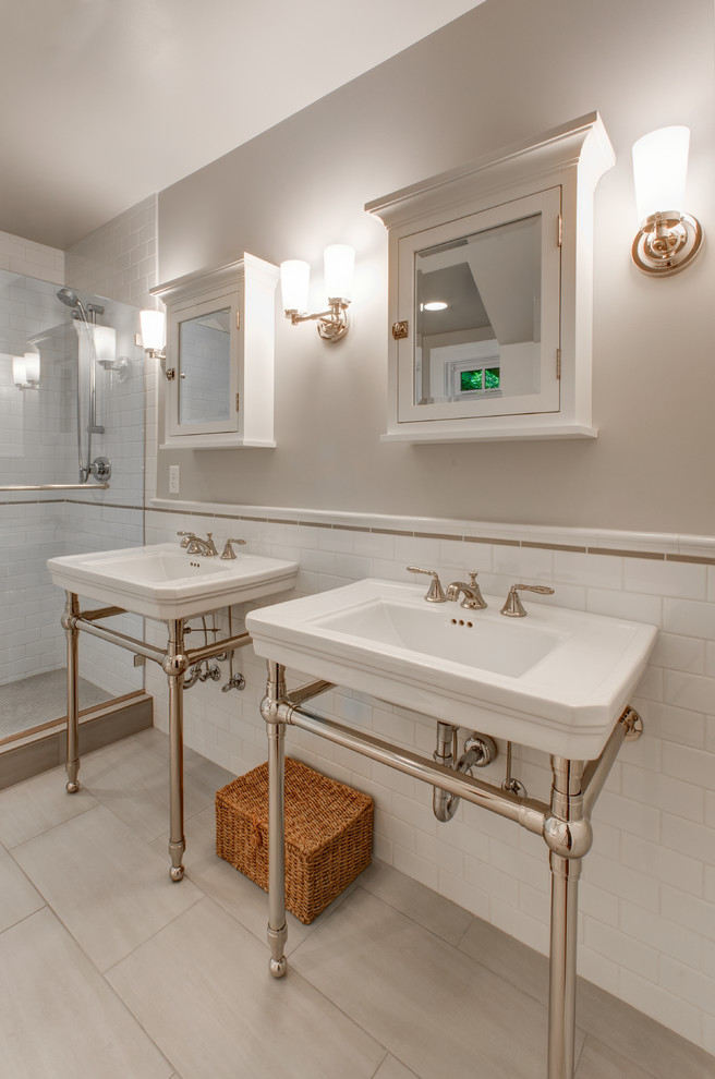 Diseño de cuarto de baño tradicional con lavabo con pedestal, paredes beige y suelo de baldosas de cerámica
