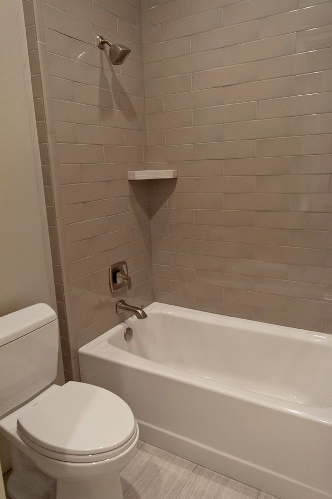 Foto på ett mellanstort vintage vit badrum med dusch, med skåp i shakerstil, grå skåp, grå väggar, klinkergolv i porslin, ett undermonterad handfat, bänkskiva i kvarts och grått golv