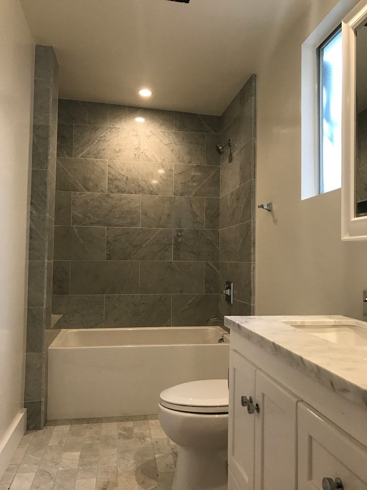 Idéer för att renovera ett mellanstort vintage badrum med dusch, med skåp i shakerstil, vita skåp, ett badkar i en alkov, en dusch/badkar-kombination, en toalettstol med separat cisternkåpa, grå kakel, stenkakel, grå väggar, klinkergolv i keramik, ett undermonterad handfat, marmorbänkskiva och flerfärgat golv