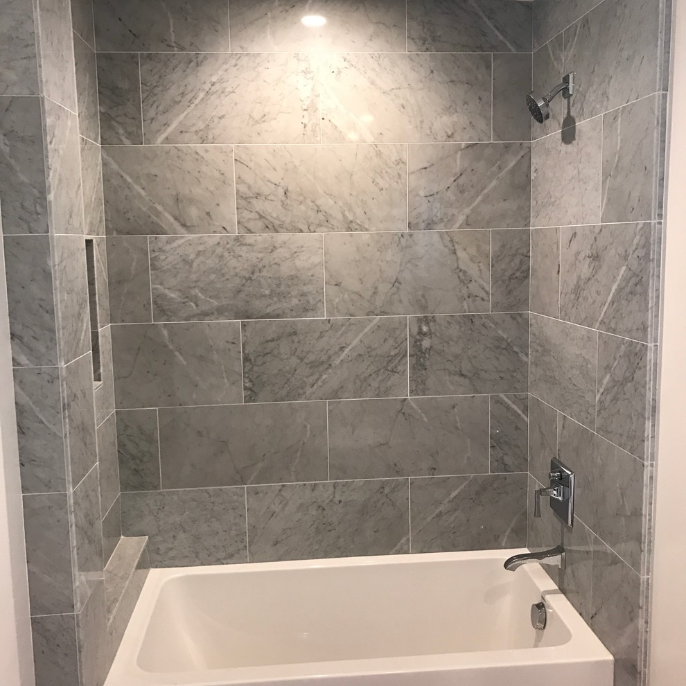 Idéer för ett mellanstort amerikanskt badrum med dusch, med skåp i shakerstil, vita skåp, ett badkar i en alkov, en dusch/badkar-kombination, en toalettstol med separat cisternkåpa, grå kakel, stenkakel, grå väggar, klinkergolv i keramik, ett undermonterad handfat, marmorbänkskiva och flerfärgat golv