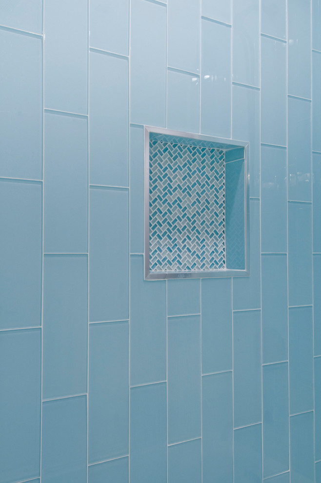 Idee per una grande stanza da bagno per bambini design con ante lisce, ante marroni, vasca ad alcova, vasca/doccia, piastrelle blu, piastrelle di vetro, pareti bianche, pavimento in gres porcellanato, lavabo sottopiano, top in superficie solida, pavimento bianco e top bianco