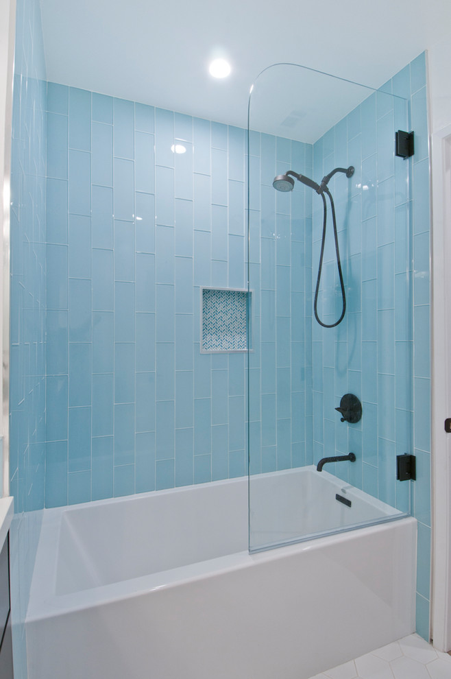 Bild på ett stort funkis vit vitt badrum för barn, med släta luckor, bruna skåp, ett badkar i en alkov, en dusch/badkar-kombination, blå kakel, glaskakel, vita väggar, klinkergolv i porslin, ett undermonterad handfat, bänkskiva i akrylsten och vitt golv