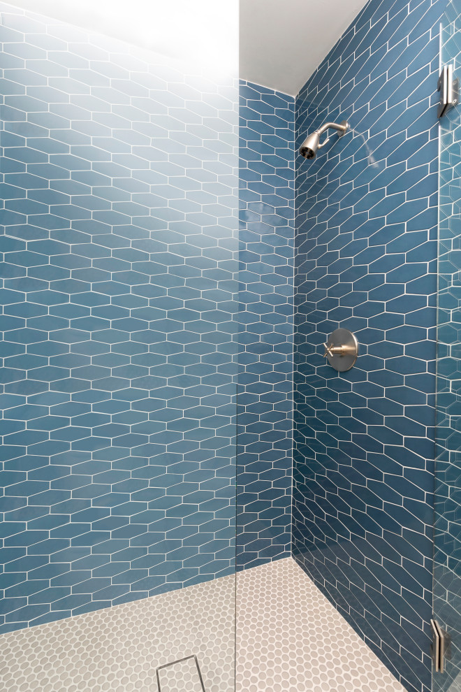 Immagine di una piccola stanza da bagno con doccia stile marino con ante in legno scuro e top in marmo