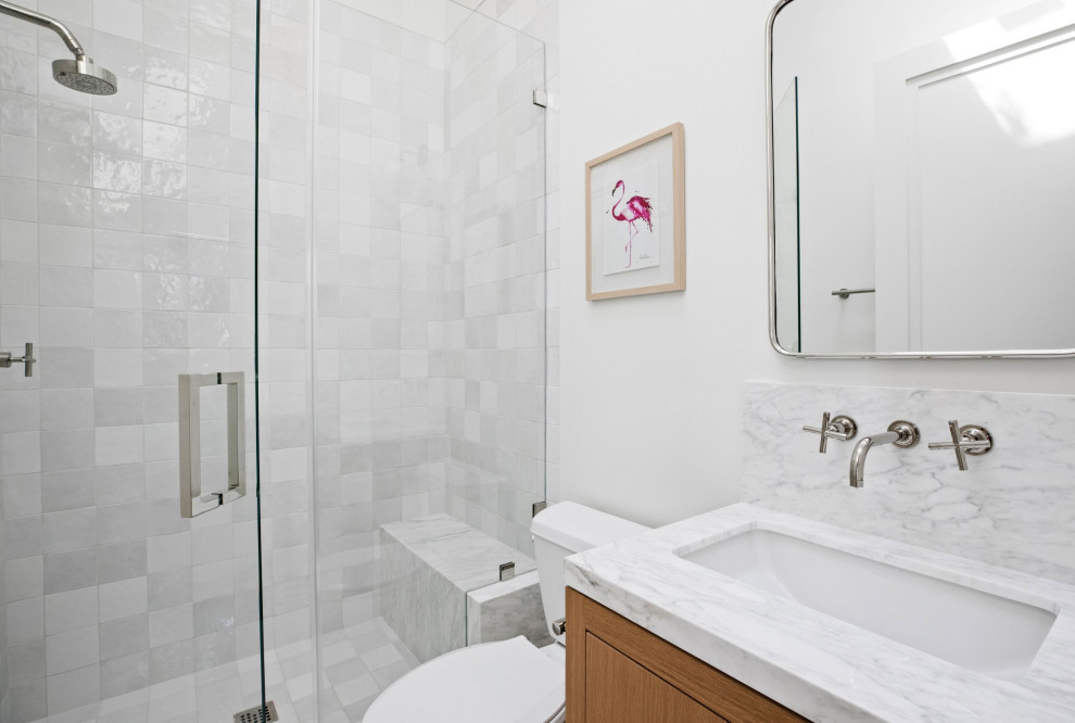 Источник вдохновения для домашнего уюта: ванная комната среднего размера в стиле неоклассика (современная классика) с плоскими фасадами, коричневыми фасадами, отдельно стоящей ванной, душем в нише, унитазом-моноблоком, белой плиткой, мраморной плиткой, белыми стенами, мраморным полом, душевой кабиной, врезной раковиной, столешницей из искусственного кварца, белым полом, душем с распашными дверями, белой столешницей, тумбой под одну раковину, встроенной тумбой и кессонным потолком