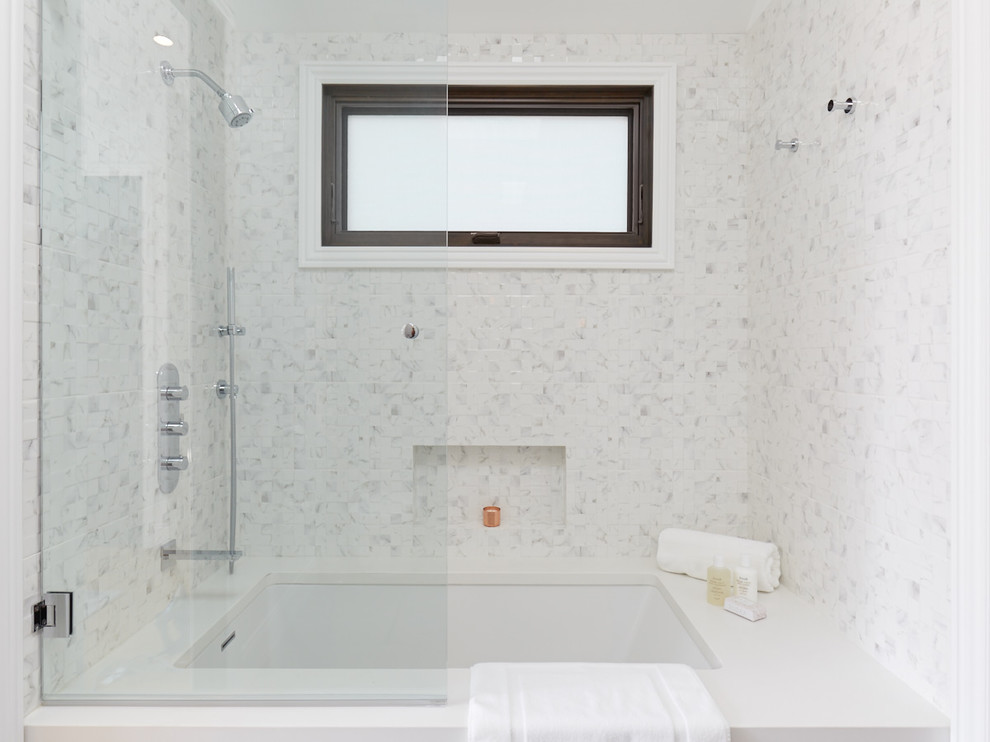 Свежая идея для дизайна: ванная комната среднего размера в стиле неоклассика (современная классика) с фасадами с утопленной филенкой, серыми фасадами, отдельно стоящей ванной, душем над ванной, инсталляцией, серой плиткой, керамогранитной плиткой, белыми стенами, полом из керамогранита, врезной раковиной, мраморной столешницей, серым полом и душем с распашными дверями - отличное фото интерьера