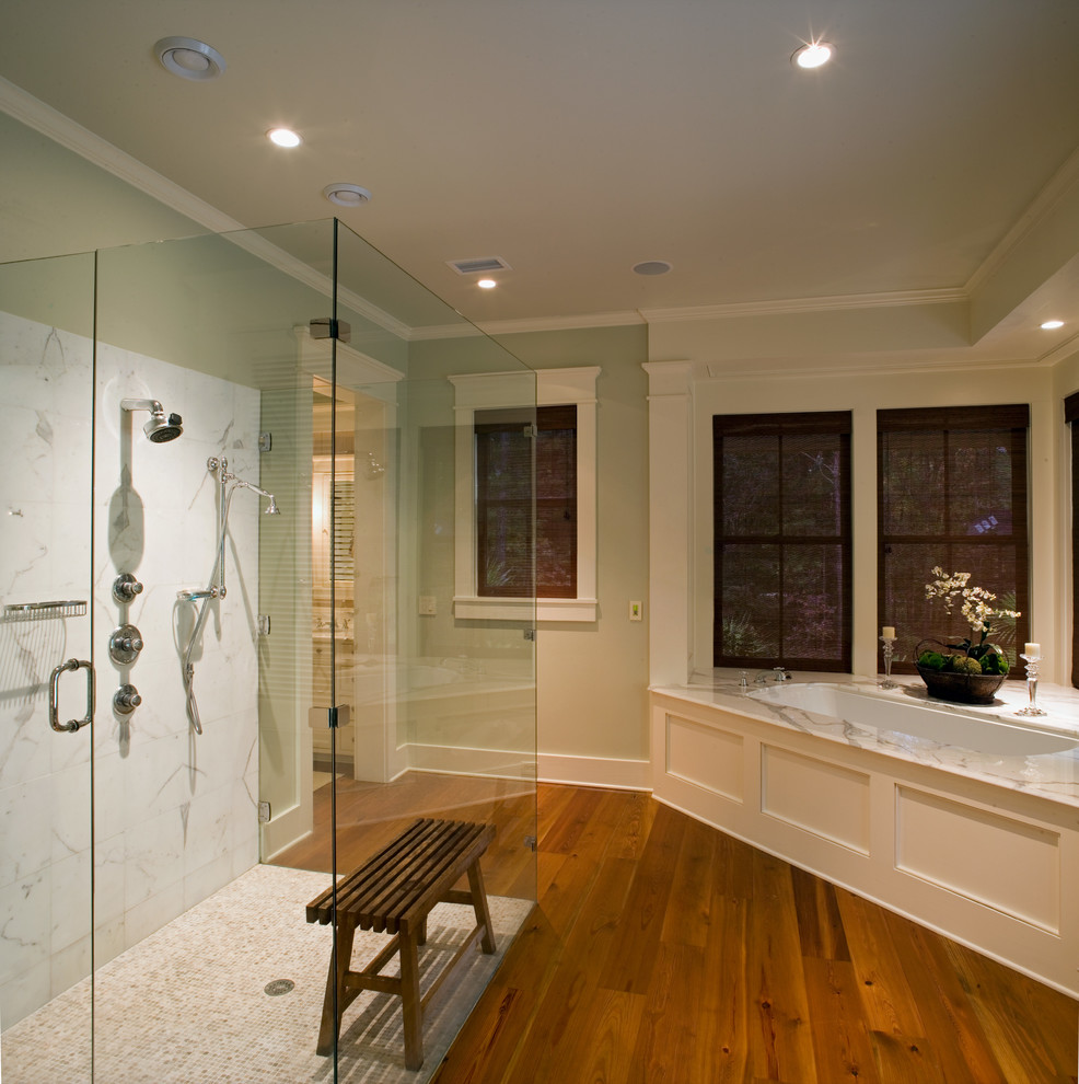 Foto de cuarto de baño clásico con ducha a ras de suelo y bañera encastrada sin remate