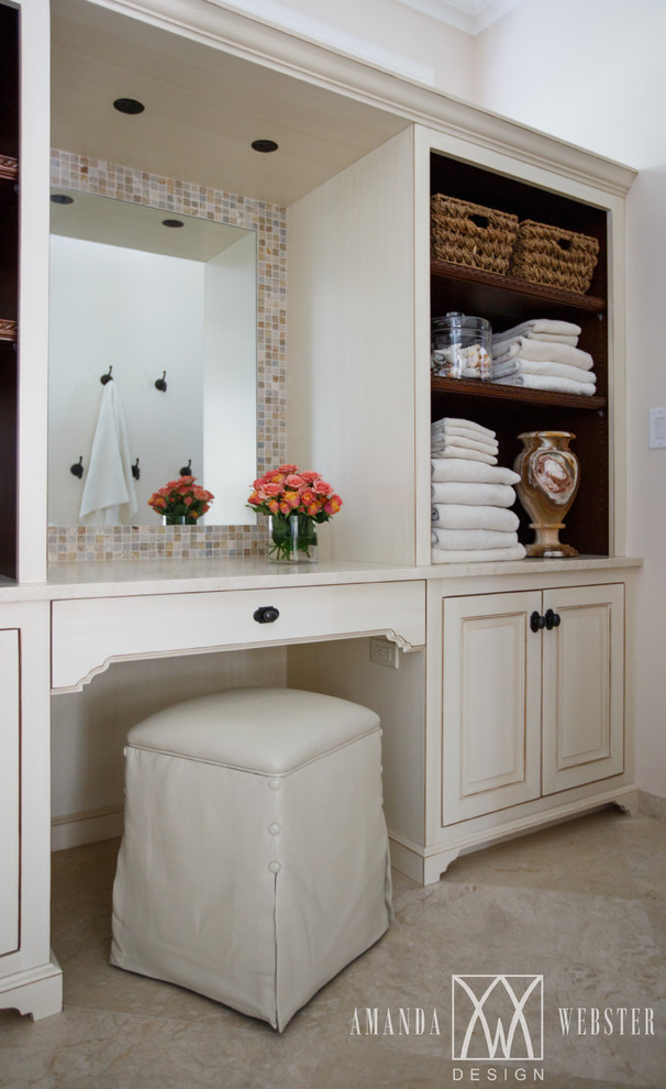 Immagine di una stanza da bagno con doccia tropicale con ante con bugna sagomata, ante bianche, piastrelle a mosaico, pavimento in marmo e top in marmo