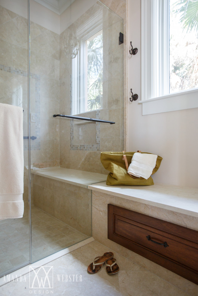 Aménagement d'une salle de bain exotique en bois brun avec un placard avec porte à panneau surélevé, un carrelage de pierre, un sol en marbre et un plan de toilette en marbre.