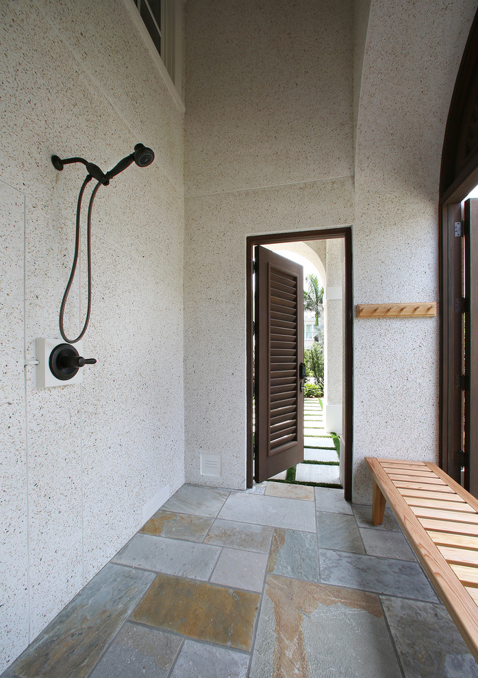 Foto di una stanza da bagno tropicale con lavabo sottopiano, vasca ad alcova, WC monopezzo e doccia aperta