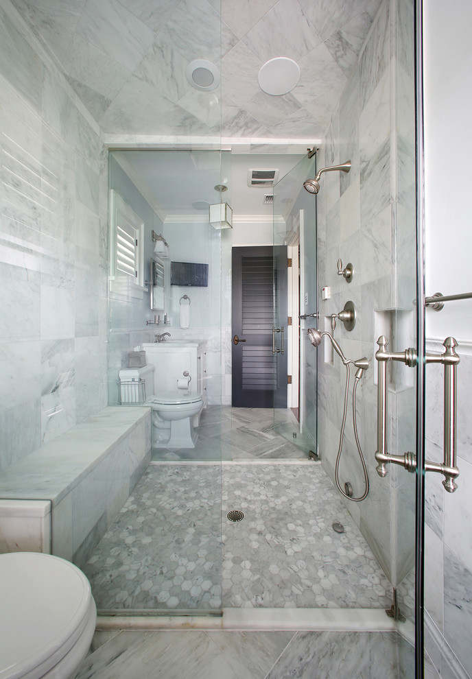 Foto på ett tropiskt badrum, med ett undermonterad handfat, ett badkar i en alkov och en toalettstol med hel cisternkåpa