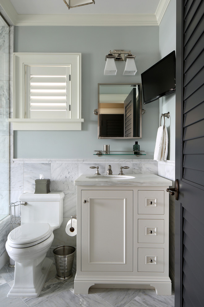 На фото: ванная комната в морском стиле с врезной раковиной, ванной в нише и унитазом-моноблоком с