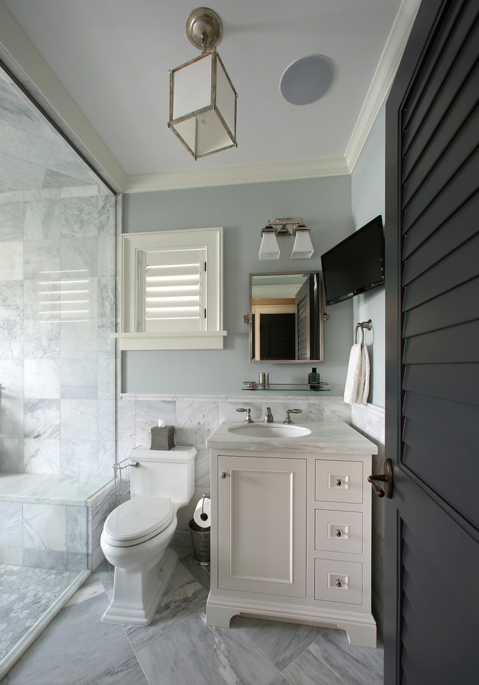 Источник вдохновения для домашнего уюта: ванная комната в морском стиле с врезной раковиной, ванной в нише и унитазом-моноблоком