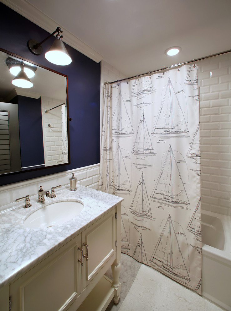 На фото: ванная комната в морском стиле с врезной раковиной, ванной в нише, белыми фасадами, белой плиткой, плиткой кабанчик, фасадами с утопленной филенкой и серой столешницей