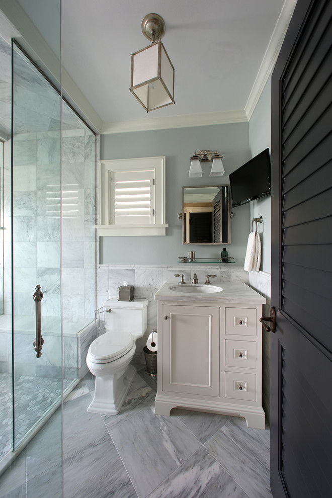 Идея дизайна: ванная комната в морском стиле с врезной раковиной, ванной в нише и унитазом-моноблоком