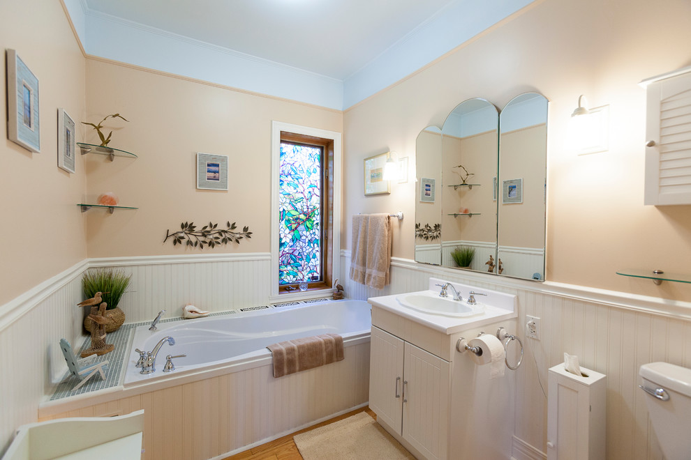 Example of a classic bathroom design in Montreal