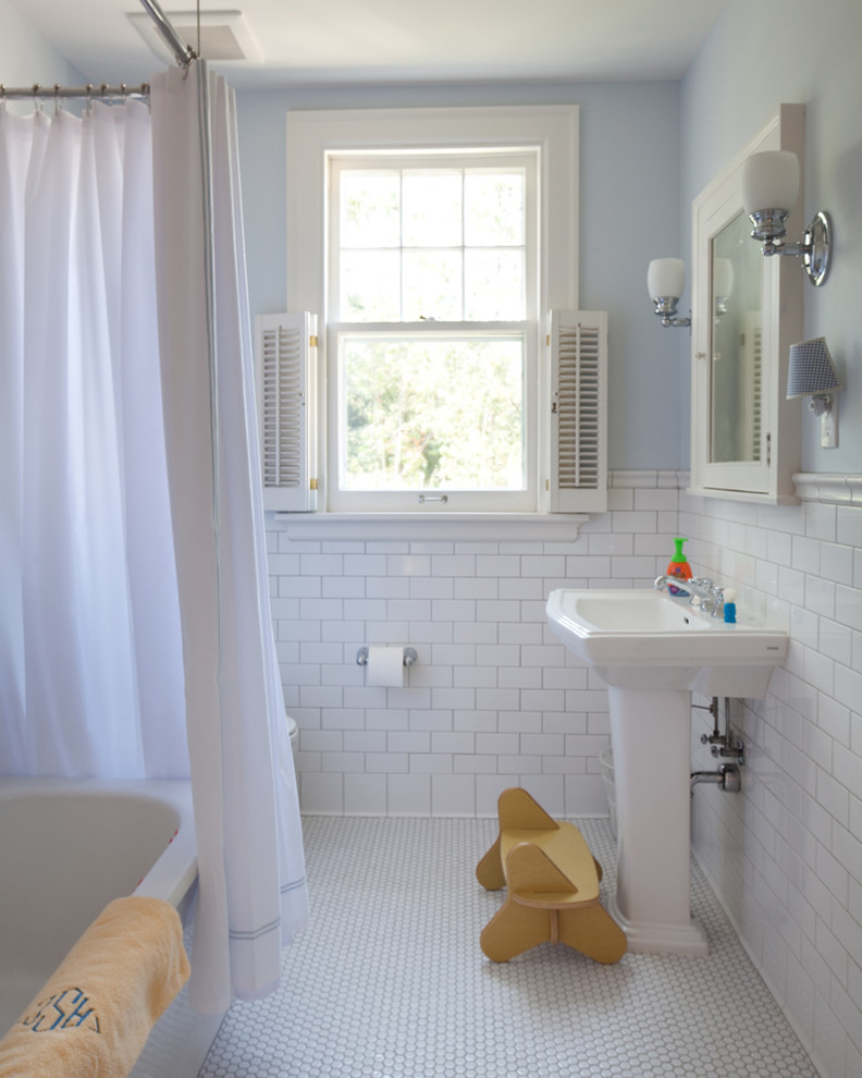Example of a classic kids' subway tile bathroom design in Minneapolis