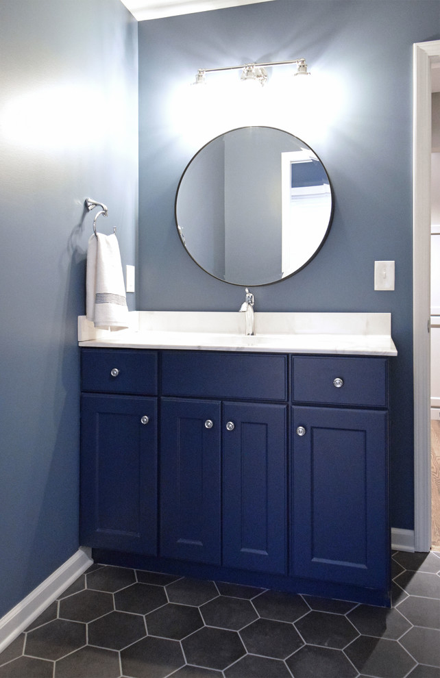 Aménagement d'une salle de bain classique de taille moyenne pour enfant avec un placard à porte shaker, des portes de placard bleues, un mur bleu, un sol en carrelage de céramique, un lavabo intégré, un plan de toilette en marbre et un sol gris.