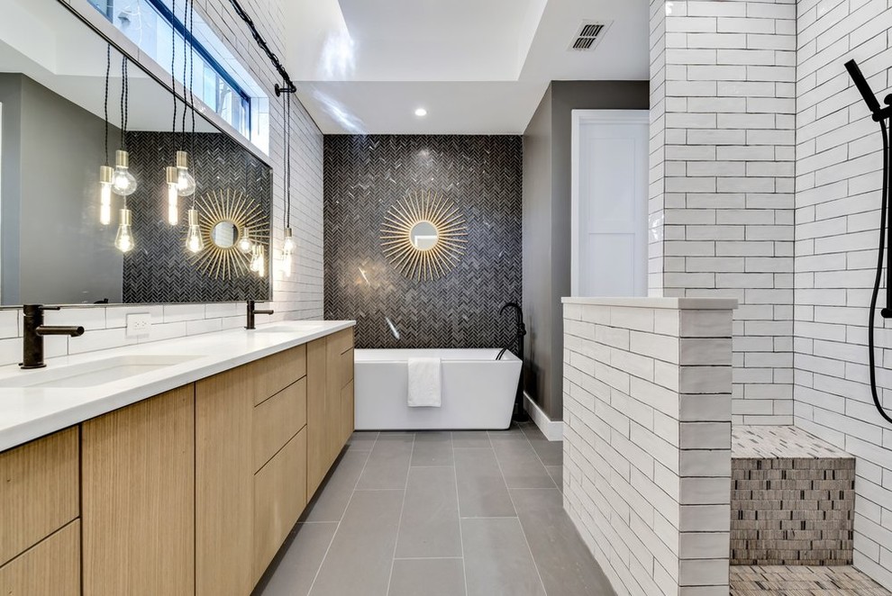 Idéer för små lantliga badrum med dusch, med ett fristående badkar, en dusch i en alkov, blå kakel, cementkakel, vita väggar, klinkergolv i porslin, ett konsol handfat, grått golv och med dusch som är öppen