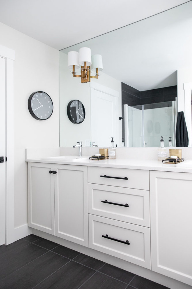 Idéer för att renovera ett mellanstort funkis vit vitt en-suite badrum, med luckor med infälld panel, grå skåp, ett fristående badkar, en dusch i en alkov, grå väggar, klinkergolv i porslin, ett nedsänkt handfat, bänkskiva i kvarts och svart golv