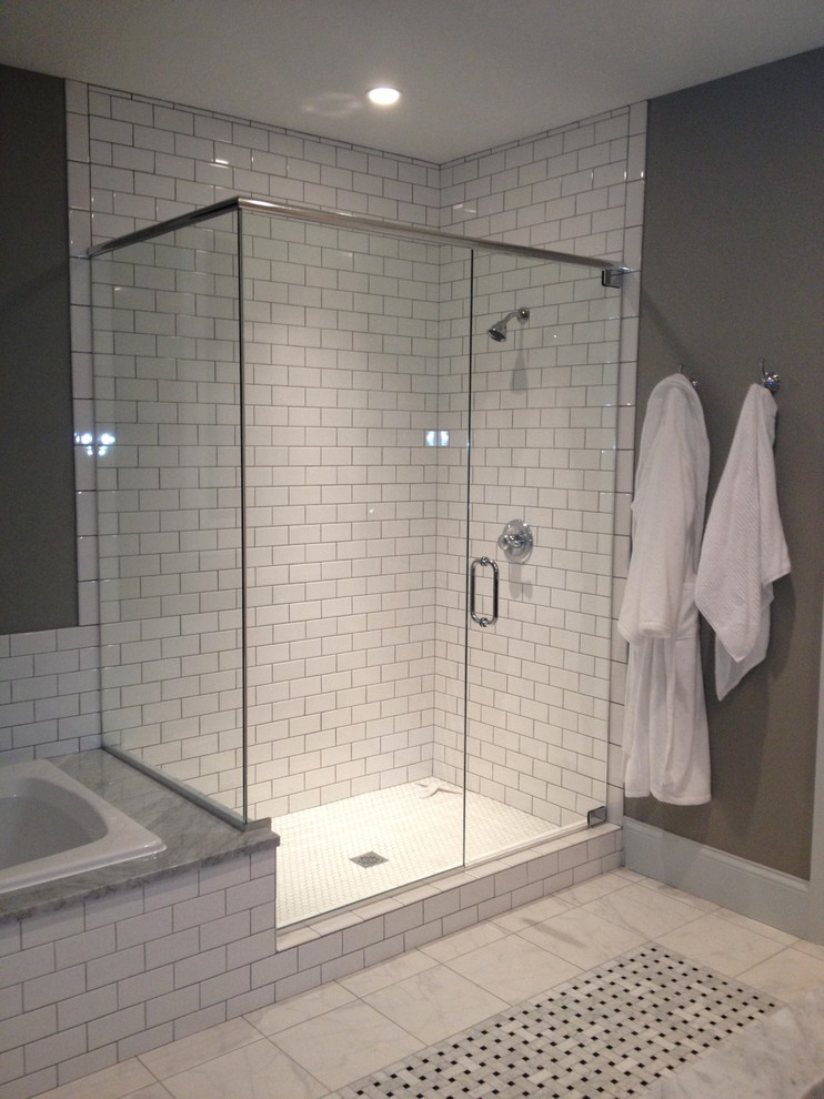 Idéer för ett mellanstort klassiskt en-suite badrum, med skåp i shakerstil, svarta skåp, ett platsbyggt badkar, en kantlös dusch, vit kakel, kakel i småsten, grå väggar, klinkergolv i porslin, ett undermonterad handfat och marmorbänkskiva