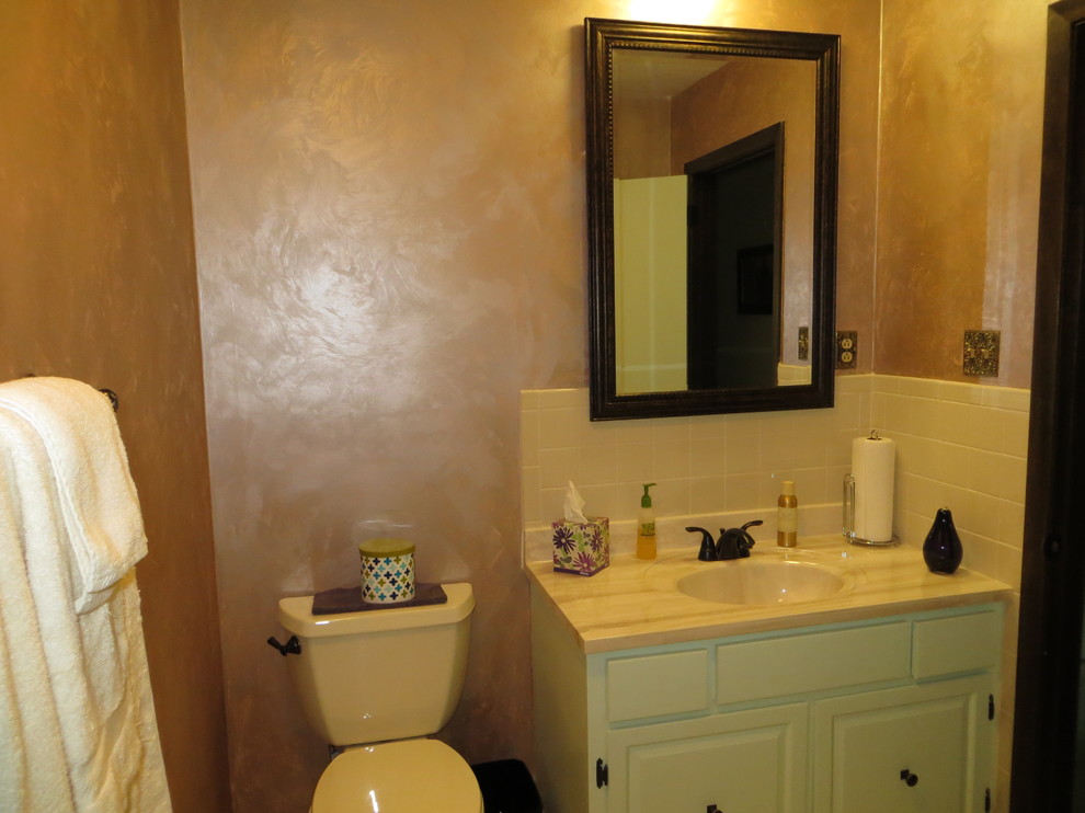 Idéer för ett litet klassiskt badrum med dusch, med ett integrerad handfat, marmorbänkskiva, en toalettstol med separat cisternkåpa och gul kakel