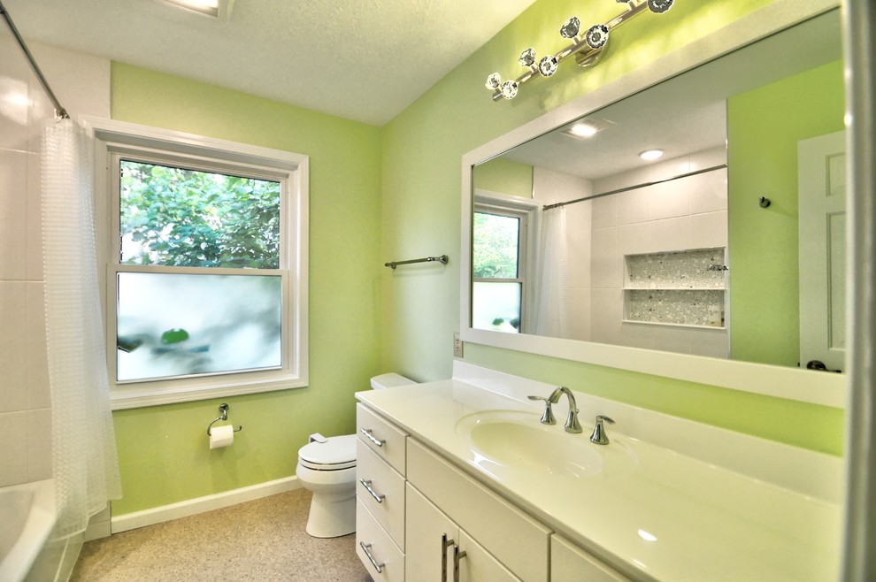 Пример оригинального дизайна: детская ванная комната среднего размера в стиле модернизм с плоскими фасадами, белыми фасадами, ванной в нише, душем над ванной, раздельным унитазом, белой плиткой, зелеными стенами, монолитной раковиной, столешницей из искусственного кварца, бежевым полом, шторкой для ванной и белой столешницей