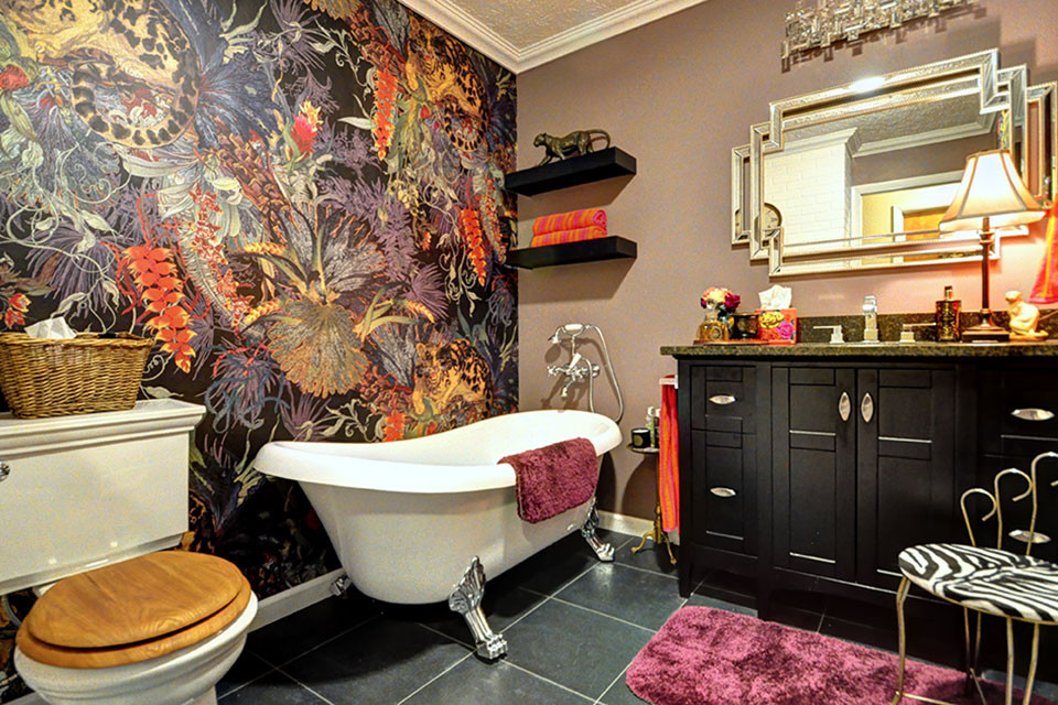 Idée de décoration pour une salle de bain bohème de taille moyenne avec des portes de placard noires, une baignoire sur pieds, WC séparés, un mur rose, un sol en vinyl, un lavabo encastré, un plan de toilette en granite, un sol noir et un plan de toilette marron.