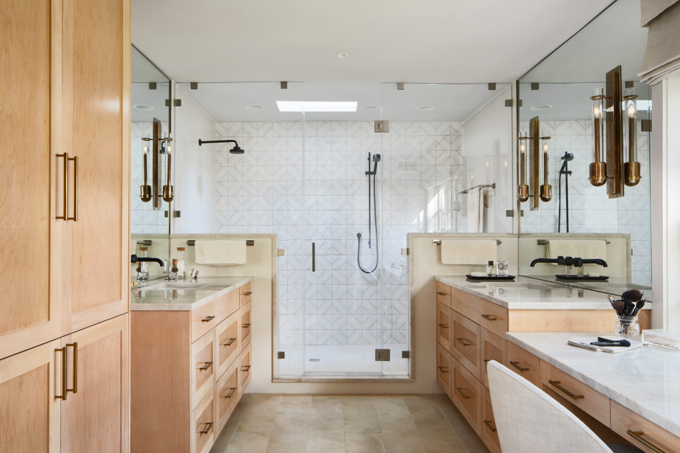 Ejemplo de cuarto de baño principal clásico renovado con baldosas y/o azulejos blancos, lavabo bajoencimera, encimera de cuarcita, suelo beige y ducha con puerta con bisagras