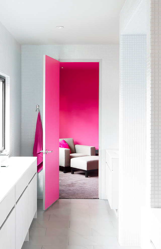 Imagen de cuarto de baño actual con armarios con paneles lisos, puertas de armario blancas, baldosas y/o azulejos blancos y paredes blancas